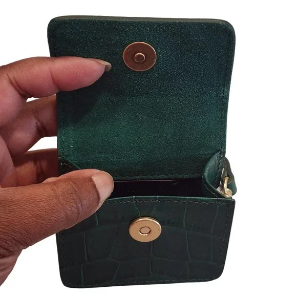 FRAME Emerald Croc AirPods Case - Picture 7 of 11